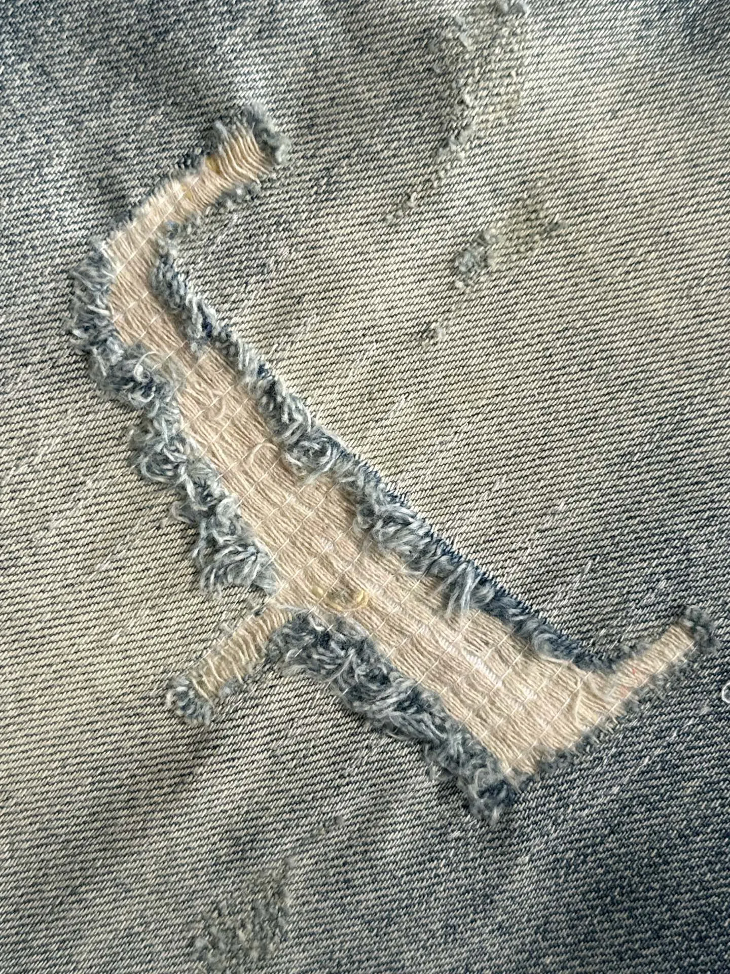 🅿️320 Croxin 2025 summer new jeans denim shorts are woven from imported Japanese Denim plain cotton denim fabrics. They are complete with three standards. The top stonewashing process makes the texture reach the old taste of the 1980s. It is soft, delicate, comfortable and breathable. The color has a modern and fashionable vicissitudes. The upper body is versatile and fashionable! Light luxury, a must-have item for daily commuting! Code number: 28-40 (please state your height and weight when placing an order)